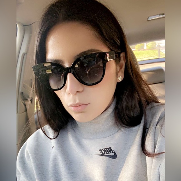 Meet your Posher, Gabi! 🤍 - Picture 3 of 3